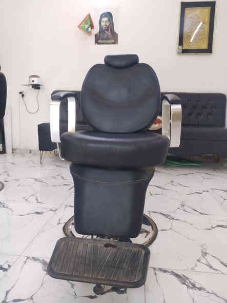 السلام عليكم 
كرسي ومرايه للبيع 
السعر 270  بيهن مجال بسيط
للاستفسار ***********
