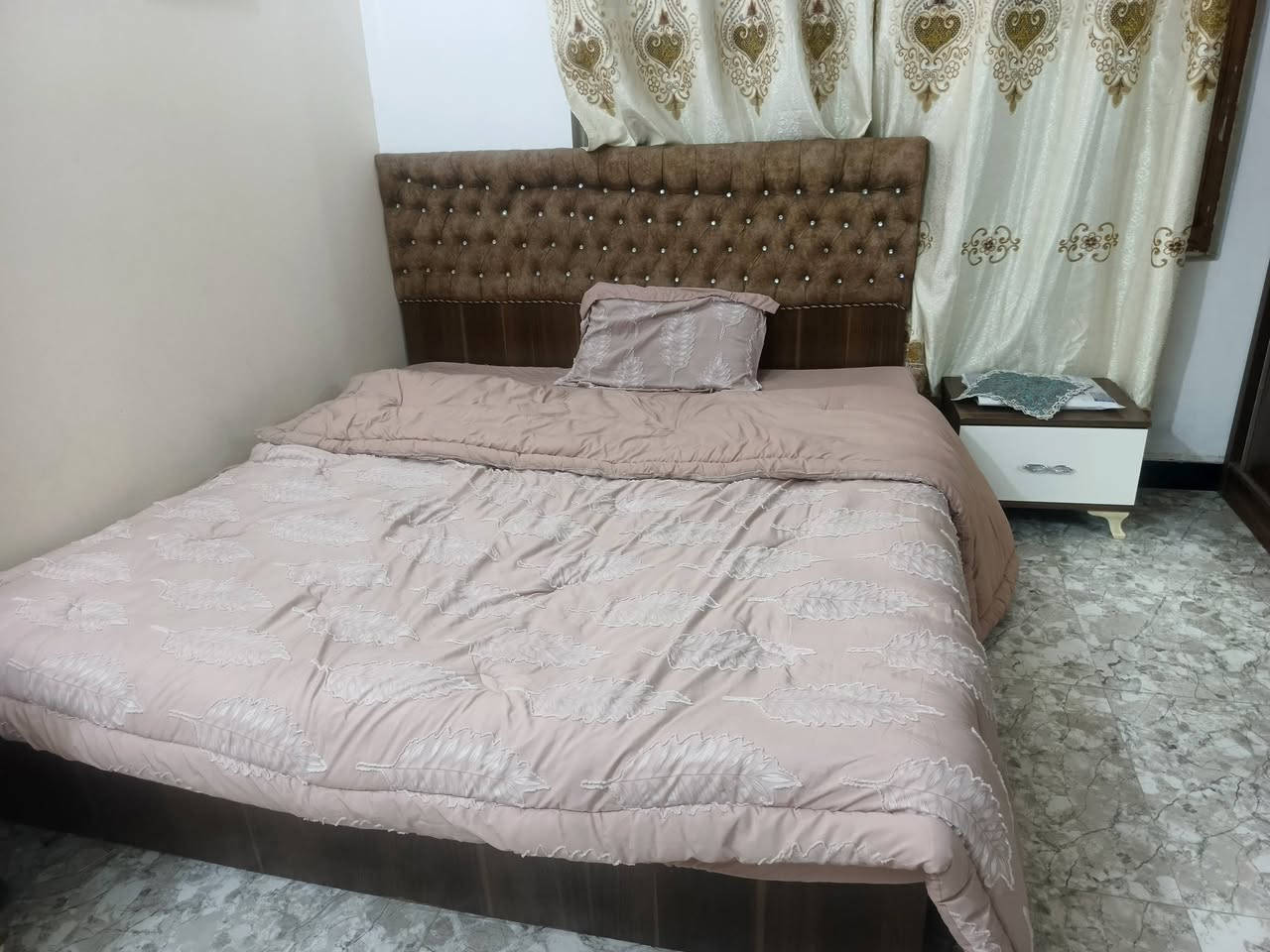 غرفة للبيع مكانها الكرادة خارج تبيعها بسعر مناسب للأتصال ***********
