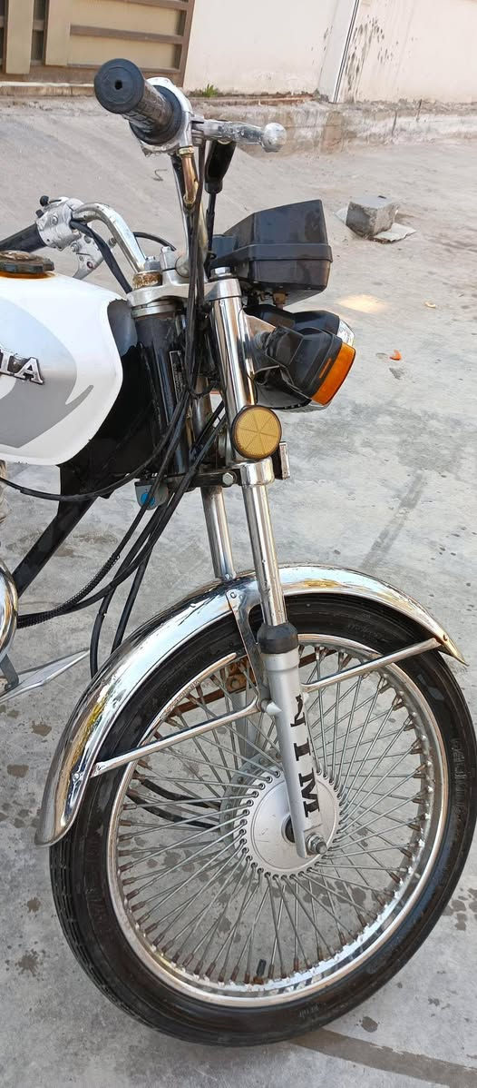 السلام عليكم دراجه أرشه للبيع مكفوله كفاله عامه مابيه اي نقص اوراق كامله مكينه مكفوله جاهزه من كلشي السعر 700 وبيه مجال
مكاني بابل المسيب***********
