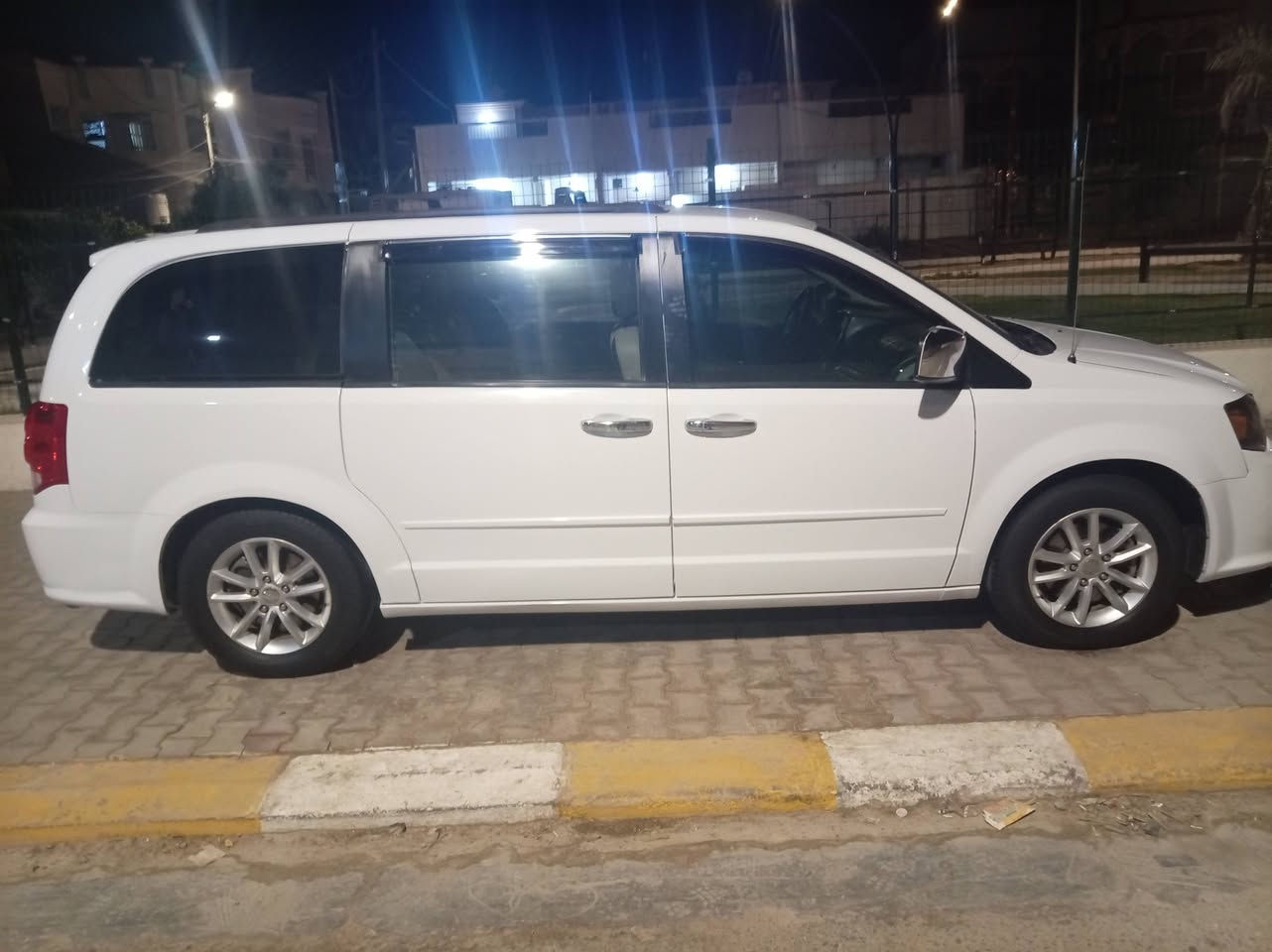 السلام عليكم حبايب دوج كرفان موديل ١٦ للبيع سياره جديده محرك وكير جديده تبريد ٣ قطع طابه كلين لعراق صارت بيها شخط ونصبغت ٣ قطع بدون دواخل كشنات بلع سياحي أبواب كهرباء حته الجنطه جام كلها كهرباء ٦ سعر ١٦٠ وبيها مجال قليل مراوس حسب القناعه رقم الهاتف *********** مكاني الانبار هيت
