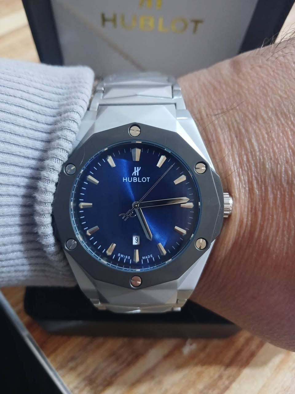 ساعه باله هابلوت  طلعتلي بهذا الشكل مع علبته الاصليه  السعر 30 الف مع التوصيل بالعافيه الي ياخذها
متوفره قطعه وحده فقط
مواصفات الساعة
المينا: بلون الذهبي  (Navy Blue) مع تصميم بسيط وعقارب فضية
الكتابه بالضهر حفر 
وزن ثقيل 
الهيكل والسوار: مصنوعان من الفولاذ المقاوم للصدأ (Stainless Steel) مع تصميم "قص الألماس" (Diamond Cut) الذي يمنح السوار مظهراً مضلعاً فريداً.
الحركة: تعمل غالباً بنظام الكوارتز (Quartz Movement) وتتضمن نافذة لعرض التاريخ


**إذا كنت صاحب هذا الإعلان وتريد حذفه لأي سبب، رجاءا أرسل رسالة إلى الدعم الفني**