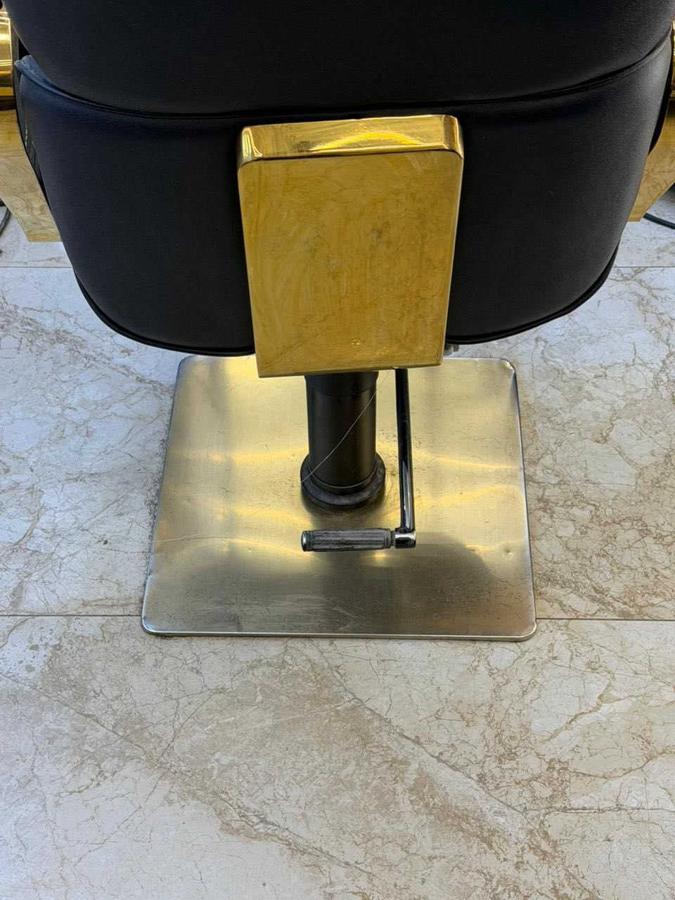 سلام عليكم ورحمة الله وبركاته 
كراسي حلاقه عدد 5 نضيفات جكات جديده كلهن شغالات وكرسي نضيف شلعه وحده ما ابيع كرسي واحد لو ثنين 
السعر 600 الف وبي مجال بسيط

بغداد الدورة حي الصحه 
***********
