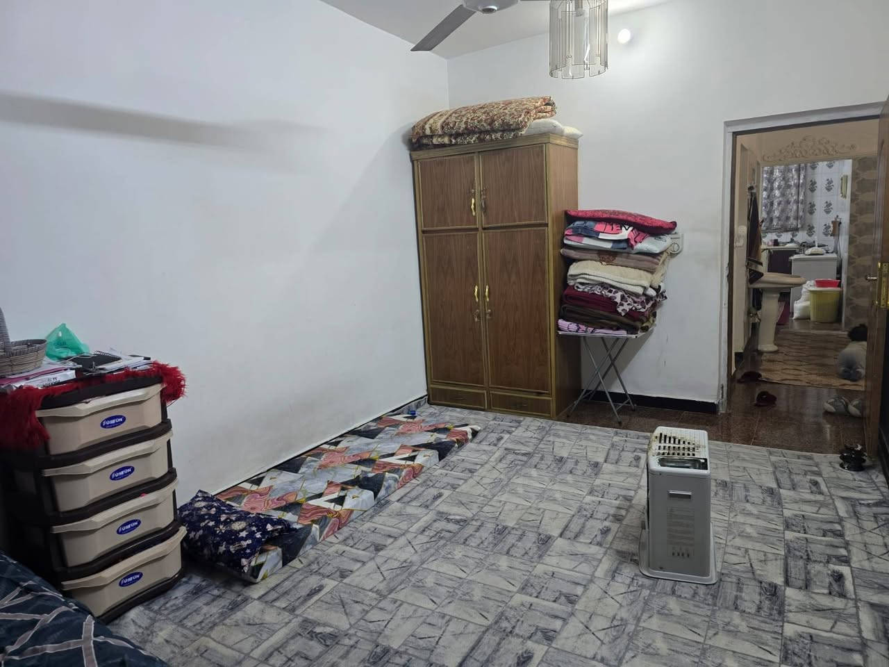 #عرض_للـبـيـع 
دار سكن للبيع مساحته 150م واجه(7،5 م *20 م) طابق واحد بناء طابوق 🧱 
بحتوي على غرفه خطار وغرفتين نوم ومطبخ ومنور وصحيات داخليه وخارجيه 
السعر 180مليون وبيه مجال
العنوان : بغداد- ابو غريب- خرنابات الجديده- قرب أنشائيه أبو طيبه
للأستفسار اكثر يرجى الاتصال على الارقام التاليه: 
***********
***********
