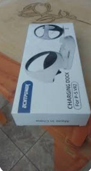 هذه العلب الظاهرة في الصورة هي قواعد شحن (Charging Dock) مخصصة لمقابض نظارات الواقع الافتراضي للبلاي ستيشن 5 (PS VR2 Sense Controllers) من العلامة التجارية AOLION / BENTPOWER.المواصفات والمميزات الأساسيةالاستخدام الأساسي: مصممة لشحن المقابض اللاسلكية اليمنى واليسرى الخاصة بنظارة PS VR2 معاً في نفس الوقت.طريقة الشحن: تعتمد على قطع مغناطيسية صغيرة (Type-C Magnetic Connectors) يتم تركيبها في المقابض لتسهيل وضعها وشحنها بمجرد ملامسة القاعدة.التصميم: خفيف الوزن، متناسق مع اللون الأبيض
سعره 4 آلاف على أول تم وبلعافيه


**إذا كنت صاحب هذا الإعلان وتريد حذفه لأي سبب، رجاءا أرسل رسالة إلى الدعم الفني**
