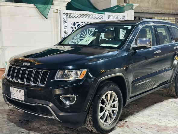 سلام عليكم للبيع جيب موديل 2015 فئة لمتد وارد امريكي حادثها بابين جهة الصدر مبدلات نفس اللون يعني السياره مكفولة من الصبغ فقط بالدوسة شوية تصليح وصبغ من جوة ايرباك بردة فقط سيارة مال بيت وعلى ايد وحدة صارلها 8 سنوات صيانتها مستمرة وجاهزة خير من الله سياره ماشية 73 الف 
مواصفات السيارة
شاشة جبيرة
كامرة
حساسات خلفية
حساسات جانبية
تحكمات ستيرن
شفتات ستيرن
كشنات جلد 
كشنات كهرباء 
كشنات تدفئة
تشغيل عن بعد
صندوك كهرباء
لايتات زنون 
مكينة 3600 
اخوان كل تفاصيل السياره ذاكرهن وسنوار السياره موجود وية الصور  من تخابرني لترجع تسألني عليهن رحمه على اهلك السياره عارضها ب 195$ وبيها مجال  بسيط مكانها بغداد المنصور خاص موجود وهذا رقمي 
***********
