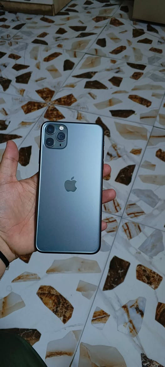 آيفون 11 برو ماكس للبيع 📱*

- *الذاكرة*: 512GB نص تيرا
- *البطارية*: 95% - تشحن يوم كامل
- *اللون*: زيتي
- *الحالة*: نظافة 100% مابي أي عطل
- *الشاشة*: مستبدلة - 3 خيارات فول لمس والألوان أصلية
- *الفحص*: تعال افحص على راحتك
    - فيس آيدي ✅
    - اتصال ✅ 
    - سيم كارت ✅
    - واي فاي ✅
    - كاميرات ✅ كله شغال

- *السعر*: 275 ألف - بيها مجال
- *المكان*: بغداد - مدينة الصدر
- *للتواصل واتساب*: ***********

الاستلام من مدينة الصدر فقط
