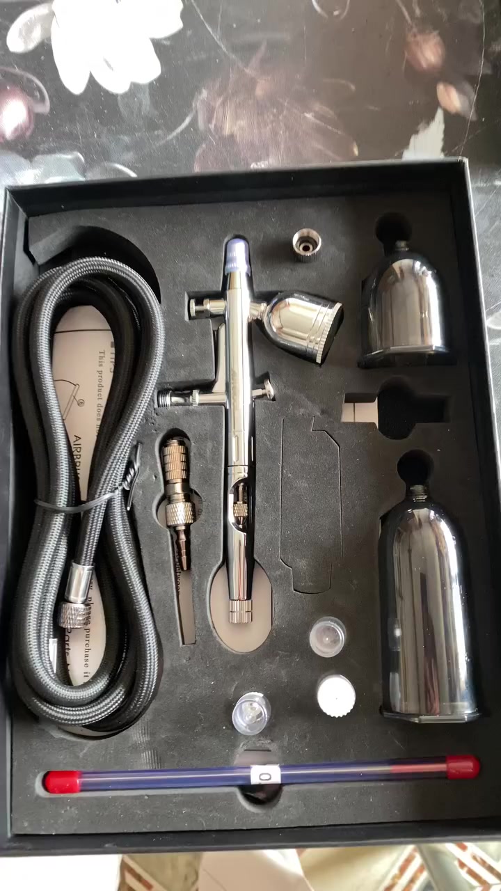 سلام عليكم 
مسدس رش (Airbrush) من نوع Fengda FE-180K. 
الاستخدامات: مثالي للأعمال الدقيقة، النمذجة، فن الأظافر، الوشم، وتزيين الكيك. 
المواصفات: يتميز بآلية مزدوجة الفعل للتحكم في كمية الهواء والطلاء. 
المحتويات: تتضمن المجموعة إبر وفوهات بمقاسات 0.2 ملم و 0.3 ملم، بالإضافة إلى خرطوم هواء. 
المميزات: يحتوي على محدد لموضع الإبرة ومسمار هواء قابل للتعديل لتحكم دقيق. 

اعلى سعر ابيع توصيل جميع الامحافظات


**إذا كنت صاحب هذا الإعلان وتريد حذفه لأي سبب، رجاءا أرسل رسالة إلى الدعم الفني**