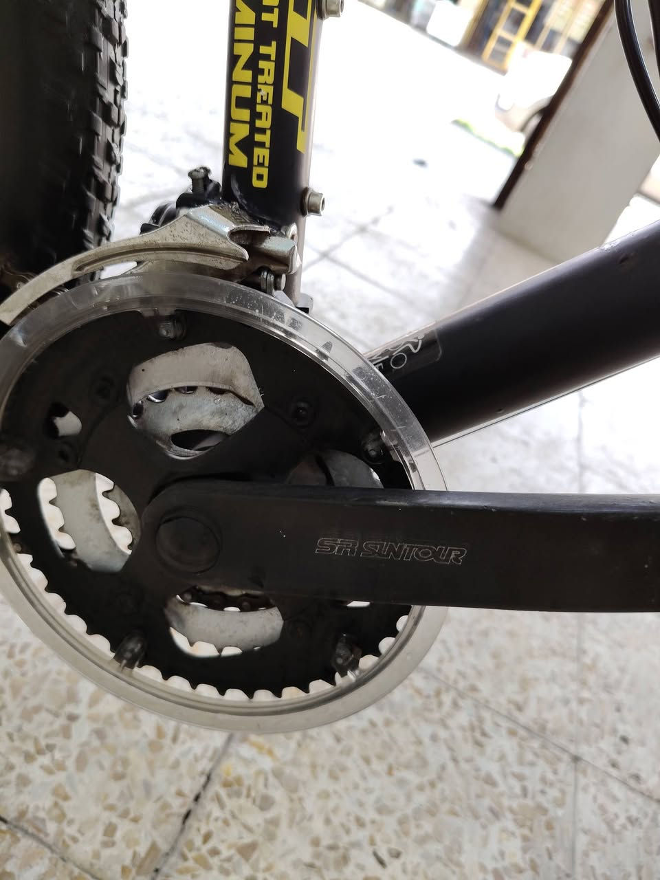 السلام عليكم اخوان دراجه ماركه 
GT Outpost
تتميز بمكونات مجموعة شيمانو (Shimano) 
تمتتاز بدبل امامي من ماركهSR Suntour  
مزوده بفرامل  قرصيه Disc brakes) 
بدالات شيمانو دفع وسحب 
النمرات 8خلفي و3 امامي 
تايرات كتان مختمه الدراجه مقعد GT
ستيران 75 مريح بلسياقه الدراجه المنيوم 
اللون اسود والسعر 225 وبي مجال 
الشراي يخابر أو خاص ***********
العنوان موصل نبي شيت يوجد توصيل
