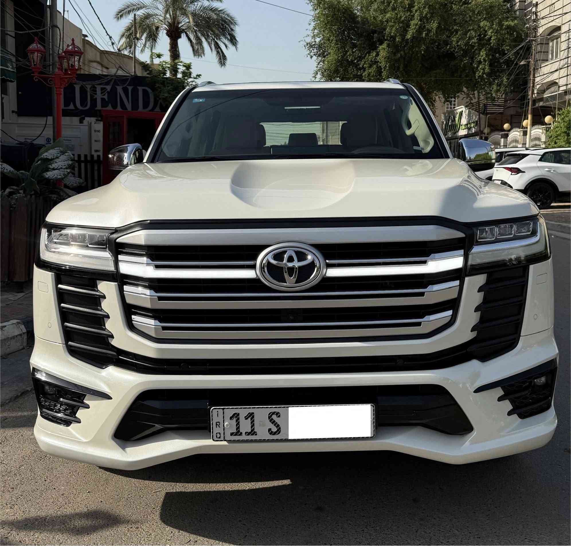 السلام عليكم 
من رخصتكم اخواني الاعزاء
لاندكروز (vx) 2023 لميتد فول مواصفات تويوتا العراق (ساز) للبيع
محرك 4000cc سته سلندر (V6)
عداد المسافة: (26000) ستة وعشرون  الف كيلو متر حقيقي 
مغلفة بافلام حماية ppf امريكي اصلي مع الضمان
رقم بغداد بأسمنه تحويل مباشر
بصمة ابواب عدد (5)
تشغيل عن بعد
باب الصندوق كهرباء
فتحة سقف سلايد روف
المرأة الوسطية والجانبية ذات التعتيم الذاتي 
حساس امامي خلفي 
ويل كب حجم 20 
رادار امامي وخلفي
زراك لايت 
ثلاثة شاشات و اربعة كاميرات 360 درجة 
تدعم أندرويد أوتو (Android Auto) وآبل كار بلاي (Apple CarPlay)
سماعة رأس عدد 2
مقاعد الامامية كهربائية وجميع المقاعد جلد
تبريد وتدفئة في المقاعد الامامية وتبريد فقط في المقاعد الخلفية
ذاكرة خزن في مقعد السائق
شاحن وايرلس
وباقي المواصفات المعروفة 
جميع برامج الصيانة للسيارة في شركة ساز وتستطيع التأكد بنفسك من خلال رقم الشاصي
مكان السيارة بغداد المنصور خلف مطعم الساعة
السعر : 69700$ يعني (697) ورقة وبيه مجال
للاستفسار  ارجو الاتصال على الرقم 0️⃣7️⃣7️⃣1️⃣4️⃣4️⃣7️⃣0️⃣3️⃣1️⃣6️⃣
واني بخدمتكم 
اخوكم دكتور محمد
تحياتي لكم جميعاً
