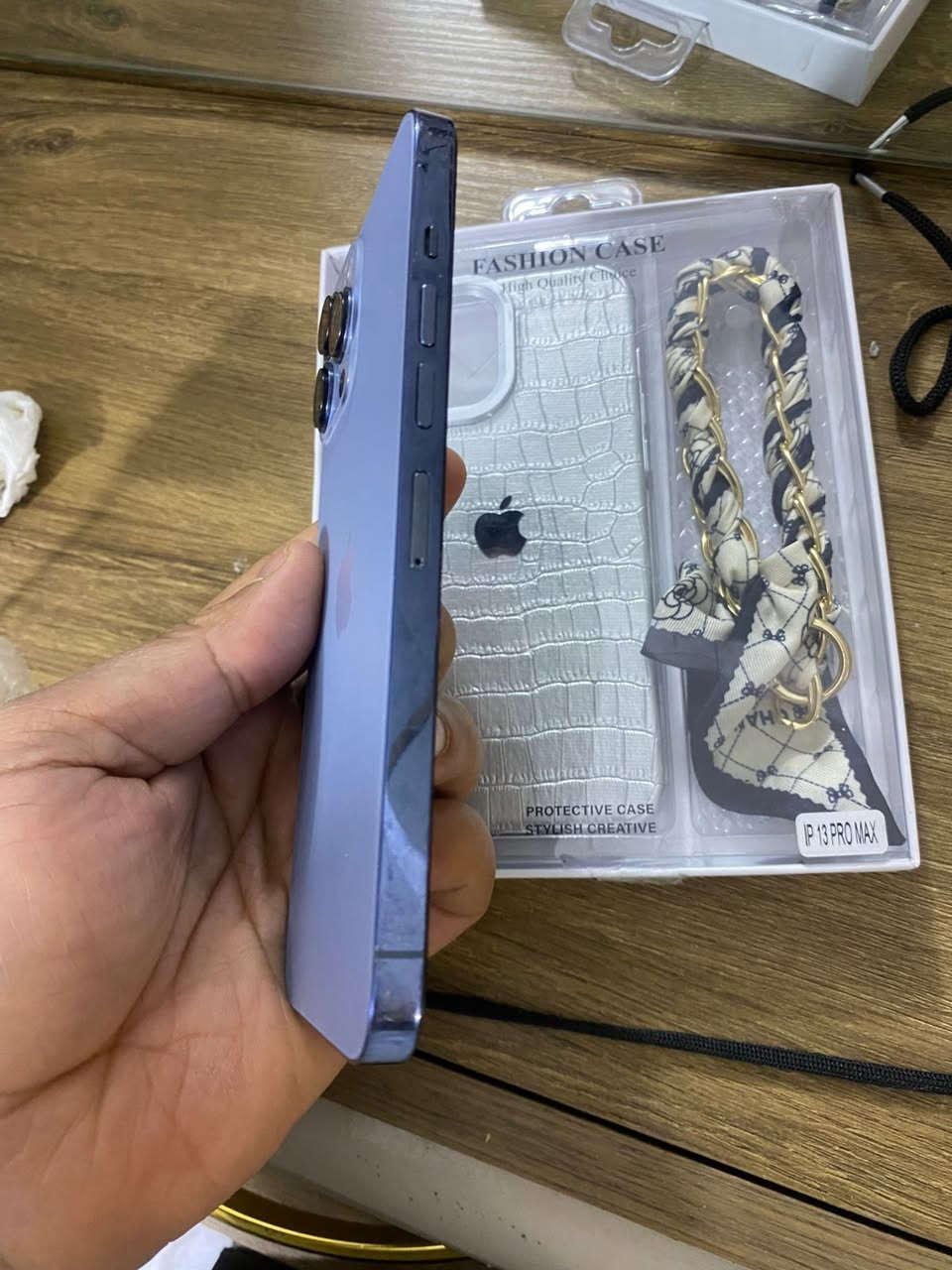 13برو ماكس شرق اوسط البطاريه 100 الذاكره 256  مستبدل شاشه وبطاريه افضل نوعيه فيس ايدي شغال السعر 475 وبي مجال بسيط رقمي ***********
