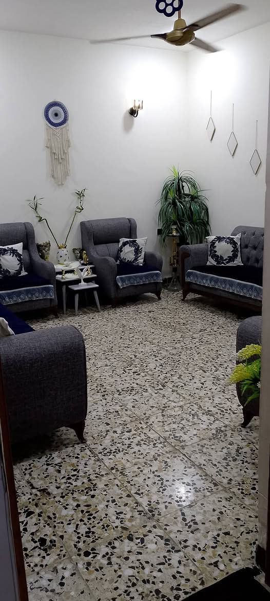 بيت للبيع مستعجل
مساحه ١٠٠ متر طابقين زراعي
سند ٢٥ مكاتبه واقرار من صاحب البيت 
البيت يحتوي على طابقين 
الطابق الاول طرمه وتواليت خارجي وصاله وغرفه ثانيه مثبت بالصور وحولي ومطبخ ومنور وحمام الطابق الثاني ٣ غرف وحولي صغير وحمام  وبيتونه وسطحين صور للطابق الاول 
العنوان البعيثه مجمع الحليم رقم التلفون ***********
