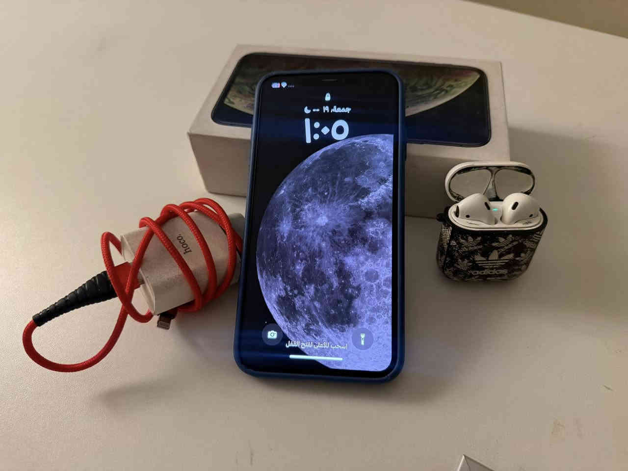 السلام عليكم ايفون اكس اس ماكس xs max ذاكرة 64 البطارية 75 الجهاز  مداخل تصليح الجهاز نظيف جدا وكلشي شغال بي وبي بس هذا الكسر الي بلظهر انطيك كارتونته و شاحنة عادية مو الاصلية مالته و ايربود الجيل الثاني أصلية شغالة السعر 190 الف وبي مجال  مكاني بغداد السيدية حي الاعلام رقمي ***********
