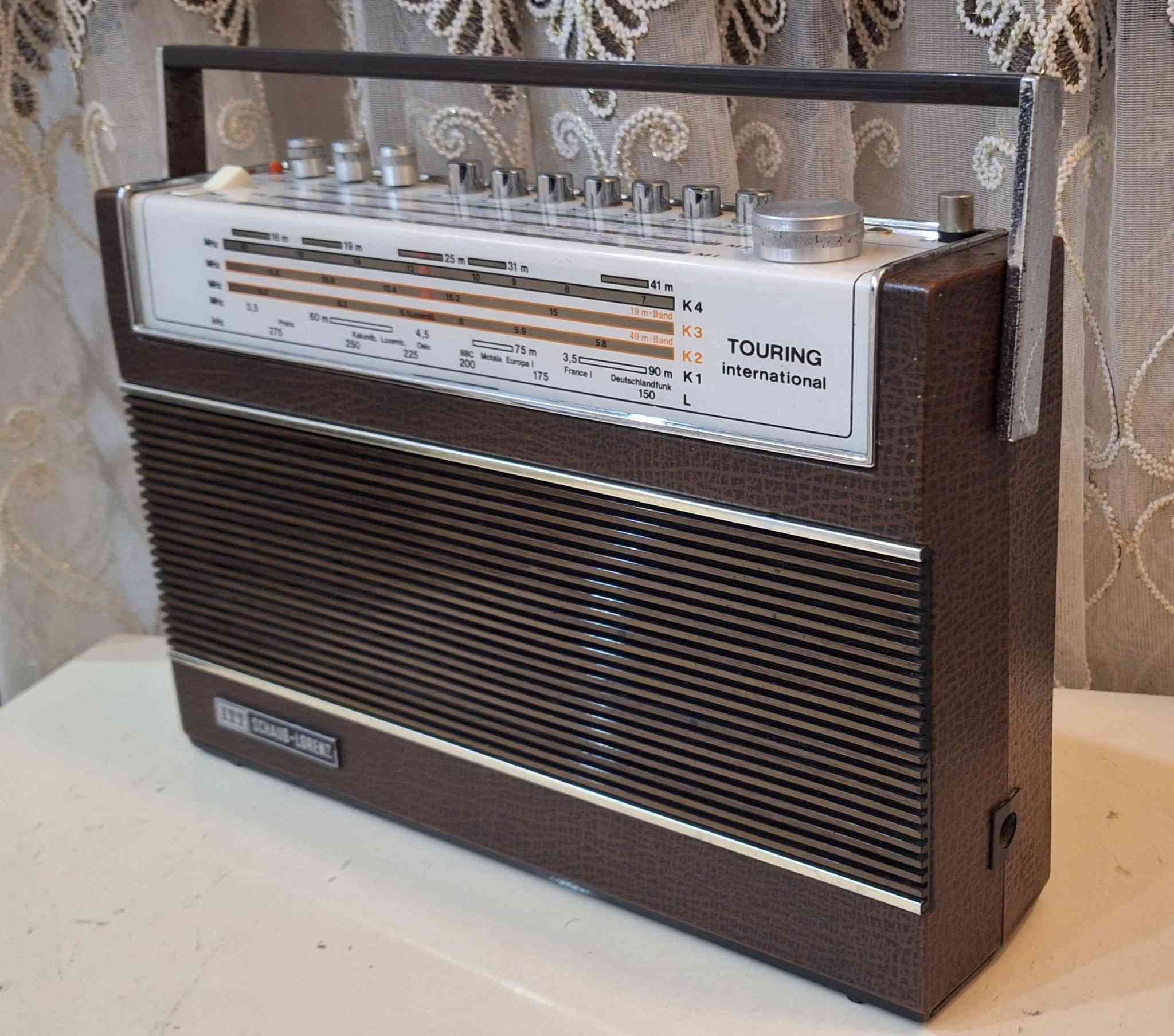 رادیو اي تي تي   ITT  ا الصنع  الماني اصلي1971 
يعمل على الكهرباء 220 فول   
المباشر او بطاريات عدد6 کبیر  
موجات رادیو FM MW1 MW2  LW KW 1234
للحجز مراسلة الصفحة او مراسلة واتساب على الرقم ***********
