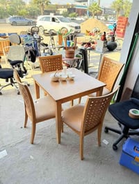 ميز طعام خشب بلوط باله صناعه ياباني يحتوى على ٤ كراسي  توجد خدمه توصيل...