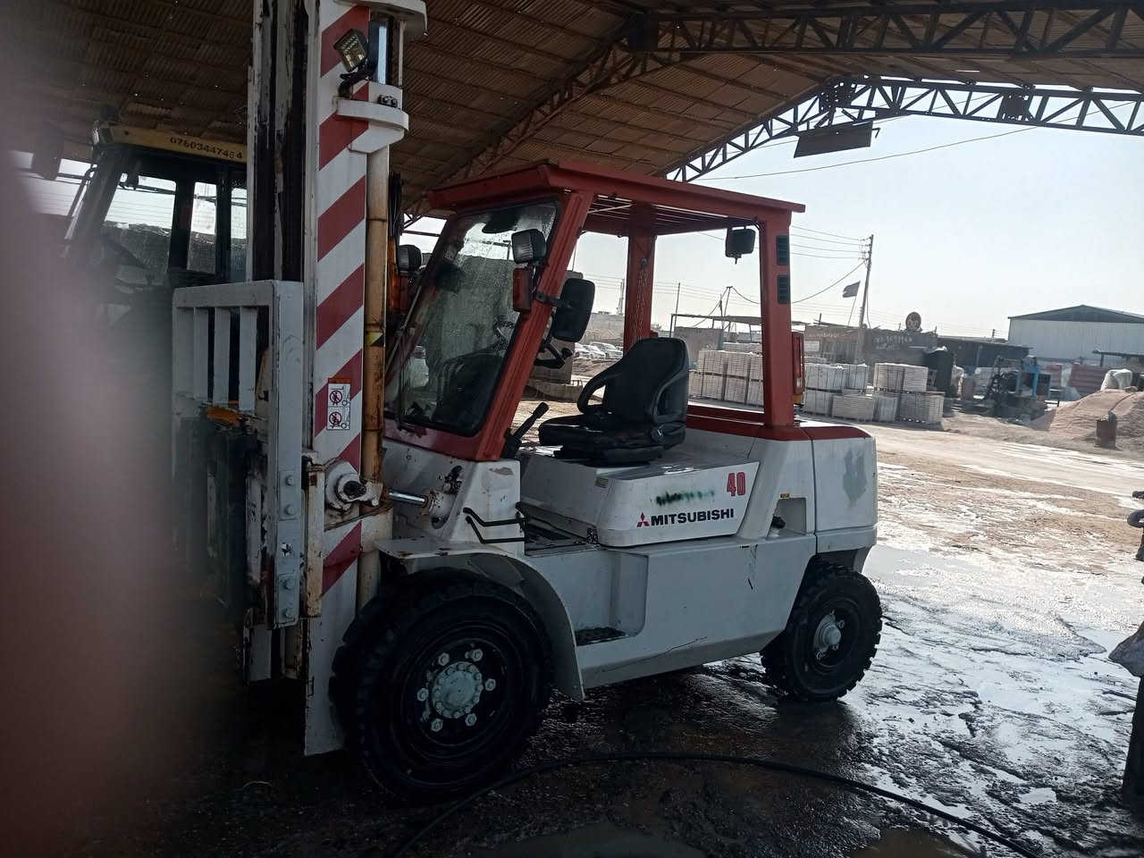 السلام عليكم ورحمه الله 
رافعة شوكية للبيع
حمولة 4 طن 
جب طول 5 متر 
مكينه 6 سلندر 
نوع الوقود كاز 
جامه امامية 
تايرات ربل يابان 
سجينه طول 210 س 
اوراق مع لوحات منفيس كامله أصولية 
كفالة عامه شرط 
المكان السماوة ***********
