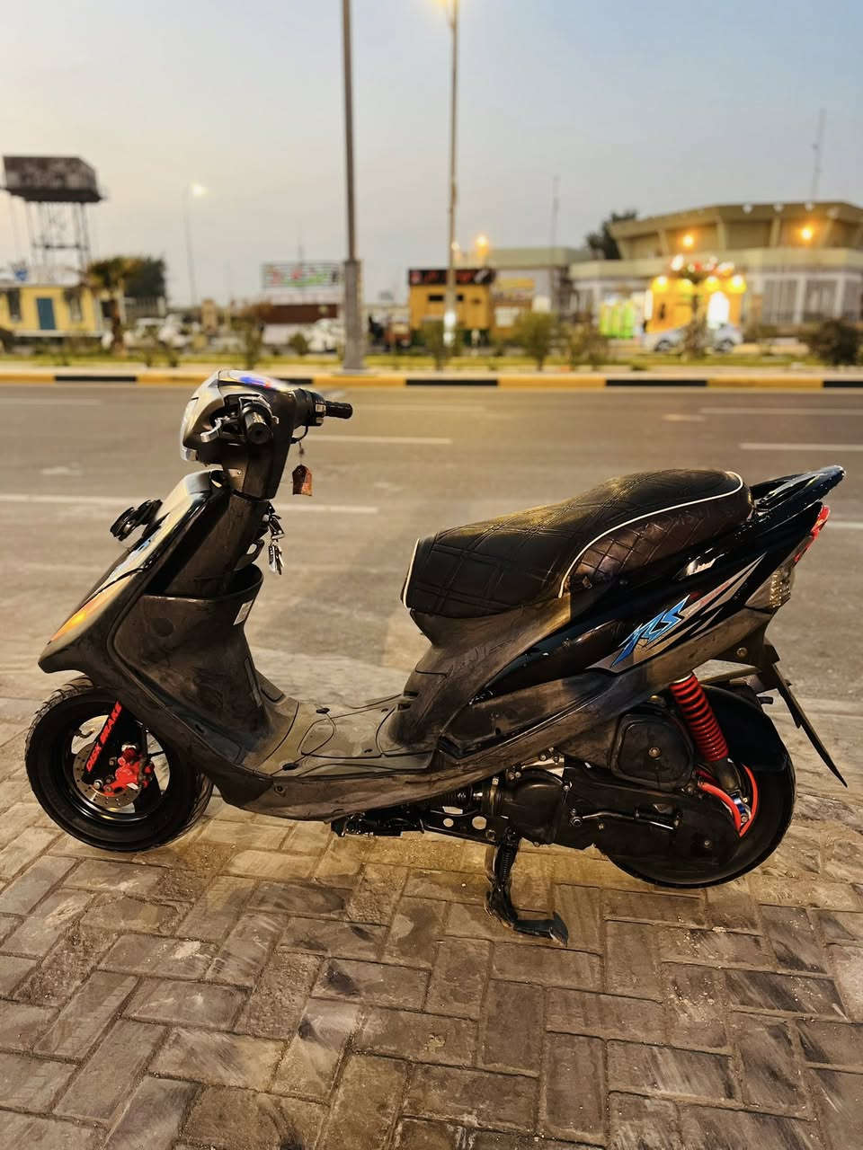 سلام عليكم
دراجة ماكس عدله
اللون اسود + ذهبي 

ختم واحد مع المكينة 
موديل 2006 رمبه + وصل الشراء ✍🏼

شلعة ومعدل 💯 كهربائيات شغال 
سلف هندر  عينه لايت 💡

للاستفسار : ‭***********
العنوان " الحكيمية مقابل النافورات📍

1_كشن 4 ولفات
2_ قبق عمبار كوسو
3_ يدات بريك كوسو
4_ قبضات بانزين كوسو
5_ قبق فلاوين توبو نيكل 
6_ ملقط ان سي واي كرزي  
7_ قطرة ان سي واي 7 ألوان 
8_ غلاف ذيل كاربون فايبر
