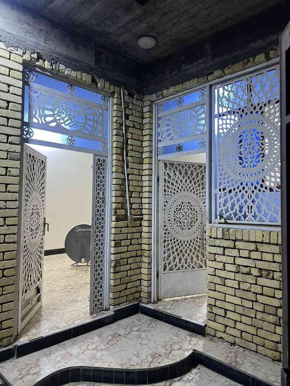 السلام عليكم
بيت للإيجار بشارع الملعب،يطلع عل شارعين بشارع الكشك يحتوي على  صحيات وغرفتين ،صالة ،استقبال ومطبخ بحتياج  الى صبغ فقط البيت نظيف بناء2023امامي مقابيل ساحه التصال ***********
