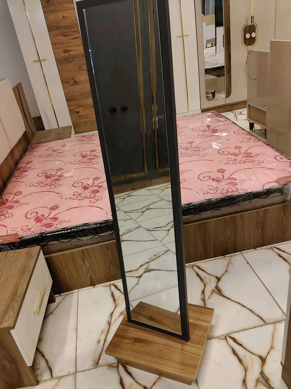 يتوفر تشكيله غرف غرف نوم متكونه من 7 قطع منشأ تركي سرير مع ملحق إناره بالسرير براكيت للاستفسار اكثر يرجى الاتصال على الارقام التاليه 
***********
*********** واتس فايبر تلگرام 
الشد والنقل داخل محافظة ذي قار مجانا
