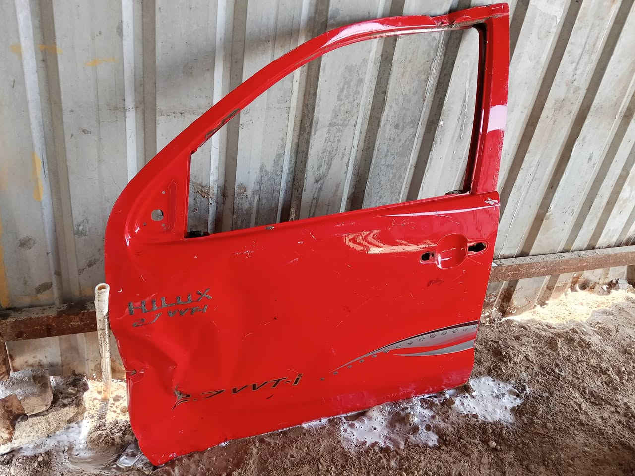 سلام عليكم باب صفه السايق مال هايلوكس 2013الباب مضروب كما موضح بصوره و هاذ الشباك هم مالتهه ذنينهن ابيعن السعر 80الف ***********اتصال فقط
