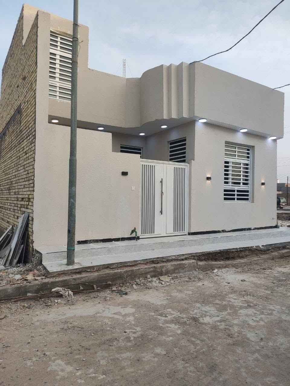 #السلام_عليكم
🏡 **دار لبيع **
📐 المساحة: 100 متر (أمامي)
📍 الموقع: الإسكان الصناعي – منطقة 3000 (خدمات كاملة)
✨ تفاصيل الدار:
▪️ غرفة نوم
▪️ استقبال
▪️ صالة
▪️ مطبخ
▪️ صحيات داخلية وخارجية
▪️ البناء جديد
📞 للاستفسار أكثر:
اتصال أو واتساب
***********
