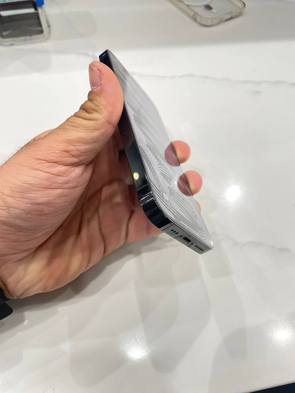 ايفون ١٤ برو الصغير بطاريه ٨٩ ذاكره ١٢٨ جهاز مكفول لا مفتوح ولا مصلح ولا ملعوب بيه ابد نسخه v/a  يعني جديد مو باله حهاز حيل جديد لا شخوط ولا طخات فقط بيه فطور بالكلاس مال شاشه 
الشاشه سليمه والاصليه السعر ٦٥٠ الف مجاله بسيط او مراوس مكاني كربلاء ***********
