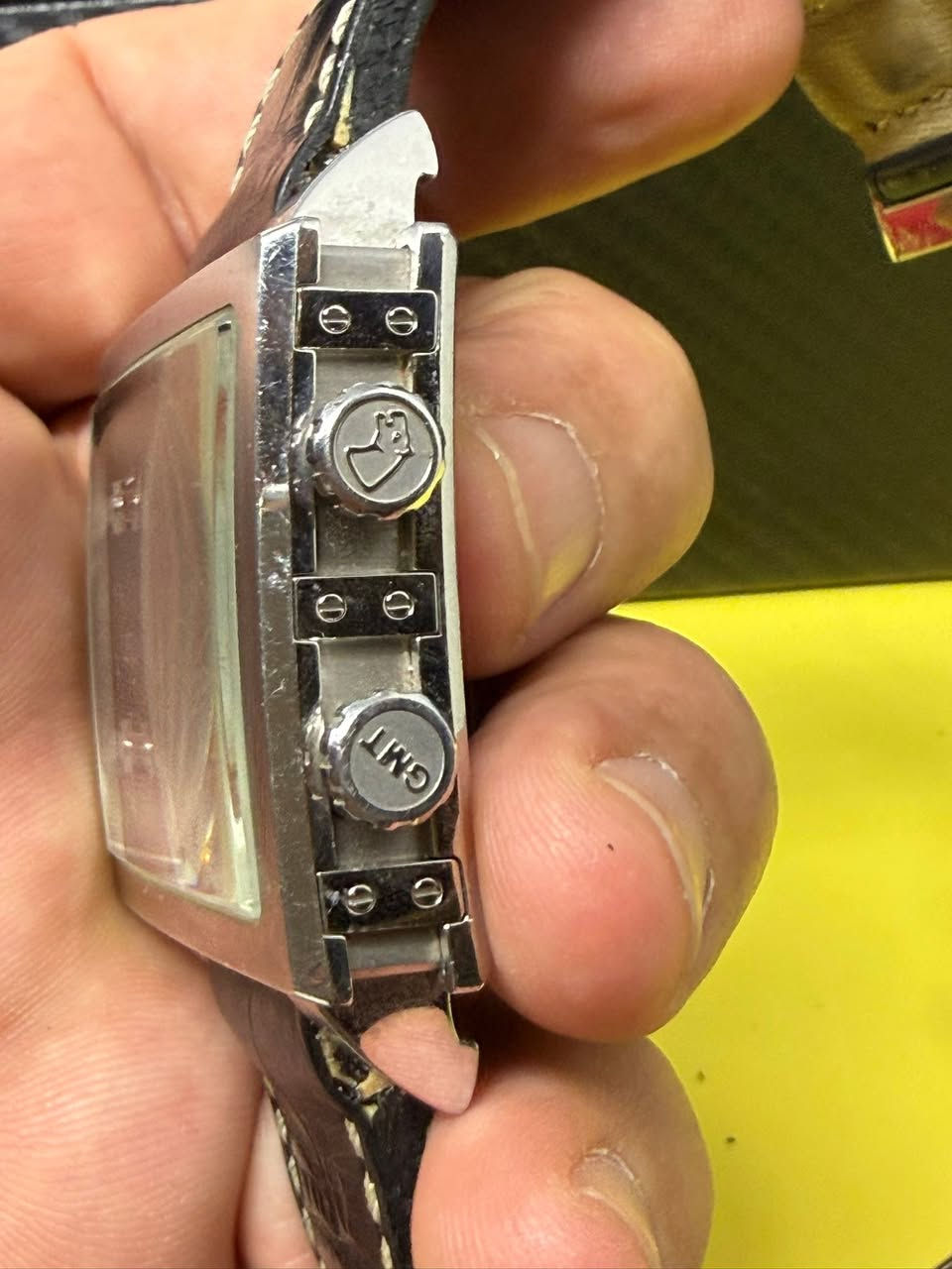 Jaguar Dual Time - للتميز عنوان
 التصميم المزدوج (Dual Time): ساعة استثنائية بتصميم "Square Case" هندسي، توفر خاصية التوقيت المزدوج بقرصين منفصلين، مثالية لهواة السفر والأعمال التي تتطلب متابعة توقيتين عالميين في وقت واحد.
 الهيكل والصلابة: مصنعة من الفولاذ المقاوم للصدأ (Stainless Steel) عالي الجودة، مع هيكل جانبي يعكس المتانة والحرفية السويسرية في التصميم.
 التفاصيل التقنية: الظهر محفور بأسماء المدن العالمية مع فروقات التوقيت (GMT)، مما يضفي صبغة تقنية وعملية على القطعة، مع تيجان ضبط (Crowns) محفورة بشعار "الجاكوار" العريق.
 الأناقة والعملية: تأتي بحزام جلدي فاخر مزود بمشبك (Clasp) أصلي يحمل اسم العلامة التجارية، لضمان الراحة والأمان عند الارتداء.
 القيمة: قطعة نادرة بسعر 225$، تعكس ذوق المقتني الذي يبحث عن شيء مختلف تماماً عن الساعات التقليدية.


**إذا كنت صاحب هذا الإعلان وتريد حذفه لأي سبب، رجاءا أرسل رسالة إلى الدعم الفني**