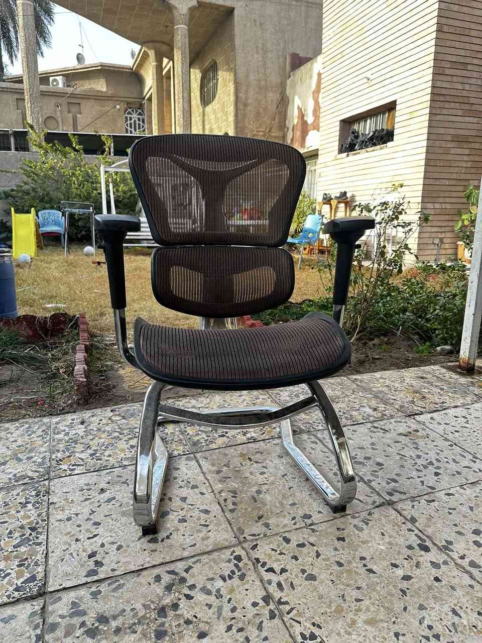كرسي مكتبي للبيع
السعر ب٧٥ 
المكان شارع فلسطين 
***********
