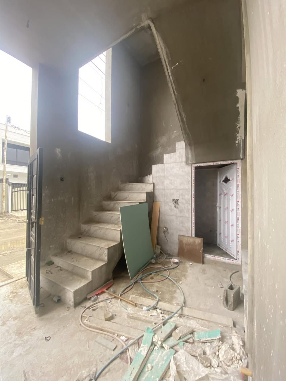 دار للبيع جديد صفر 175 متر واجه 8 متر طابقين معزول مع مشتملين موقع مميز قريب على شارع طريق بغداد بناء نضام تبريد مركزي + نضام سقوف مغربيه  

محتويات البيت/ 

طابق الاول/ غرفتين نوم و هول و استقبال و مطبخ و صحيات خارجيه و داخليه و كراج و حديقه داخلي مع نافوره 

طابق الثاني/ 
لكل مشتمل غرفة نوم و استقبال و مطبخ و صحيات و بيتونه 

الموقع/ طريق بغداد خلف محطة عقبه بن نافع 

السعر/ اضغط الرابط https://t.me/AlFayslrealestate***********/3345 

ملاحضه/ باقي بلبيت تشطيبان نهائيه تسليم البيت كامل بدون اي نواقص 
___________

للاستفسار مراسله الصفحة على 
الرسائل الخاصه 

‌‎او الاتصال بالارقام⬇️📞 
***********
***********

او زيارة ⬇️⬇️⬇️

(( مكتب الفيصل))

📍 كركوك/ نهاية شارع القدس /
(مجمع فلوريا) قرب من مصرف اهلي العراقي 

او 
مشاهده صفحات المكتب على 

(فيسبوك) https://www.facebook.com/profile.php?id=100066592845440&mibextid=LQQJ4d

(تلكرام) https://t.me/AlFayslrealestate***********

(انستكرام) https://instagram.com/al_faisal.iq

 ___
‌‎🏡 الفيصل للعقار_AL FAYSAL 🏡
‏AL-FAYSAL (Real estate & Contracts)

* نستقبل جميع عروضاتكم السكنية 🏠 والتجارية 🏡 بكافة مناطق كركوك
