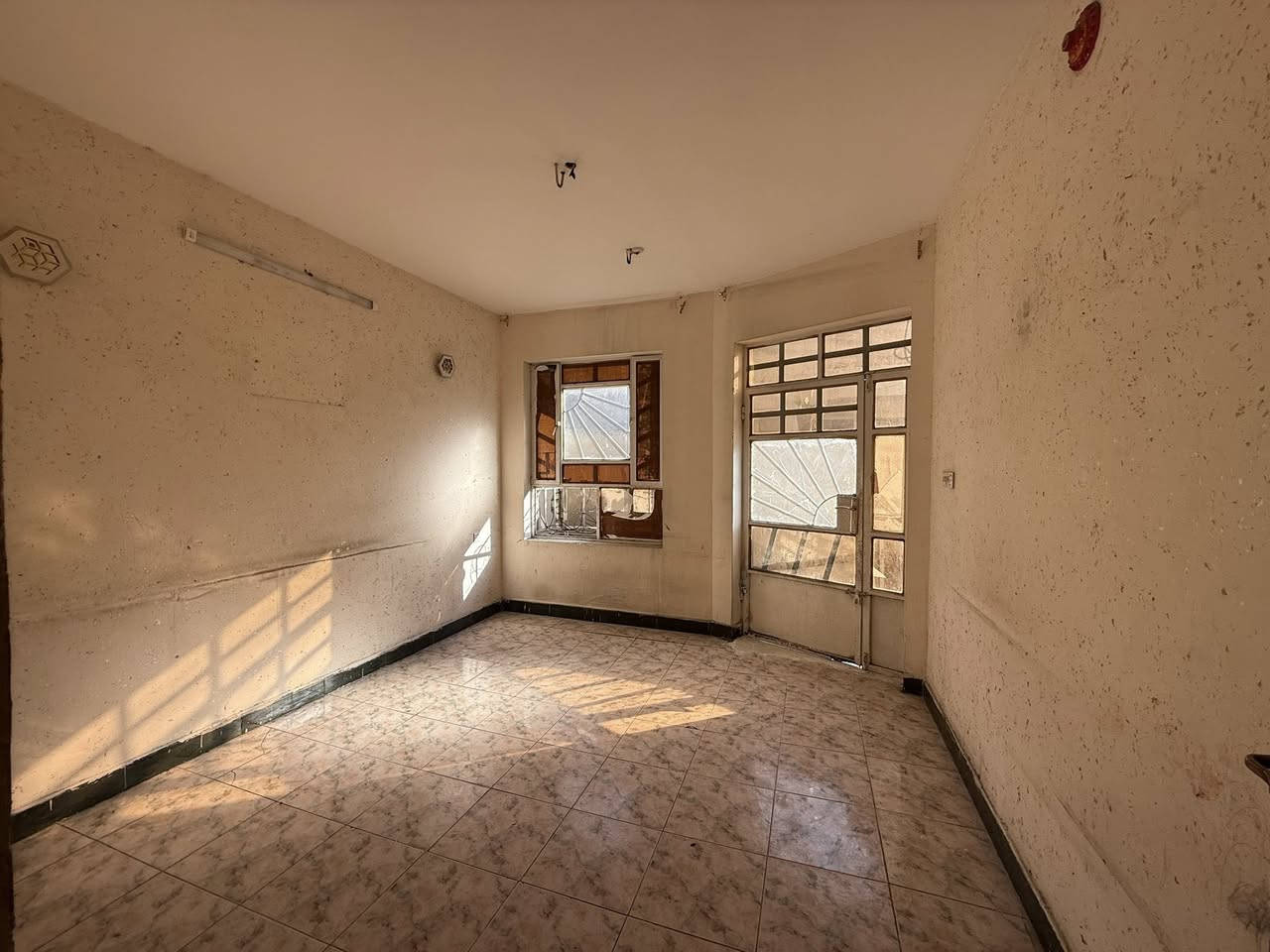 الدار للايجار سعر الايجار 700 💵🔐
المساحة 80 م 🌹🌹🌹الدار ركن موقع جيد جدا 🌹🌹🌹
الشعب شارع الاسواق المركزية الضباط 
يحتوي على كراج صغير واستقبال ومطبخ معزول وهول وخدمات ومنور 
ويحتوي الطابق الثاني على غرفتين نوم كبيرات وخدمات وبيتونة وسطح كبير 
للاستفسار اكثر يرجى الاتصال على الرقم التالي
***********
او زيارة مكتب تبارك للعقار والمقاولات الكائن في شارع الاسواق المركزية قرب مطعم ميامي
