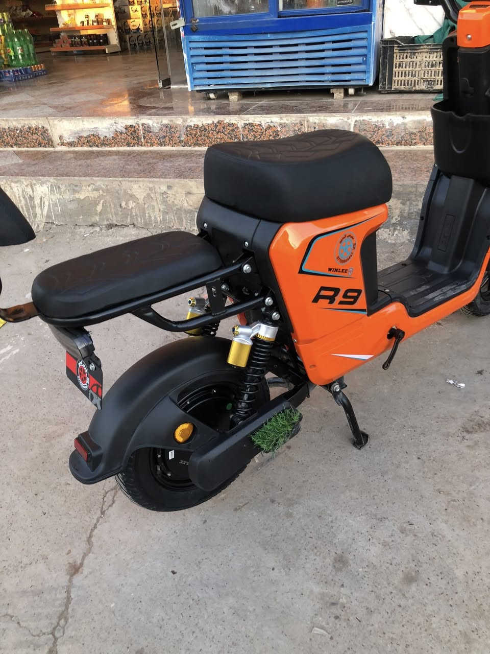 دراجه شحن r9 
للبيع 
دراجه جديده استعمال كلش قليل حته منطلع بيها 
بطاريات ٥ 
بيها نظام r ترجع بك 
4 سرع 
بلوتوث 
موديل ٢٠٢٥ 
تشغيل عن بعد بيها بصمات عدد ٢ وسويجات ٢ 
السعر
450 مكانها الاعظميه 
*********** 
يتوفر واتساب ايضا
