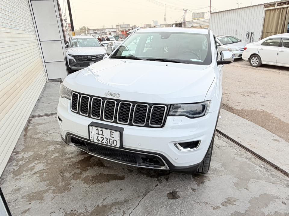 السلام عليكم ، مكلف بالنشر
– جيب خليجي موديل2019 لمتد بلص (Limited Plus) للبيع

سيارة نظيفة جداً وفول المواصفات، وارد خليجي وكالة Harlem

📌 المواصفات:

✔️ 3 شاشات 

✔️ شاشة وسط كبيرة مع نظام ملاحة

✔️ بانوراما وفتحة سلايد 

✔️ مقاعد جلد كهربائية مع ذاكرة تخزين ميموري

✔️ تبريد وتسخين مقاعد

✔️ بصمة تشغيل + دخول ذكي

✔️ لايتات زينون + LED نهارية

✔️ كاميرات + حساسات أمامي وخلفي

✔️ دركسون تحكم متعدد 

✔️ نظام ثبات إلكتروني + ABS

✔️ دفع رباعي 4×4

✔️ مواصفات Limited Plus معروفة فول الفول 

✨ إضافات:

🎨 اللون: ابيض 

🛋️ الداخل: بيج نظيف ومرتب

📍 الممشى:88  ألف فقط

🔧 الملاحظات: بارد شبر في الباب الخلفي 
   
 • لا يوجد أي ضرر داخلي أو حادث 

 • غير ذلك السيارة بحالة ممتازة جداً

📍 الموقع: بغداد 

📞 للتواصل:***********

    سيارة استخدام خفيف ونظيفة جداً ، وبلعافية على الياخذها
