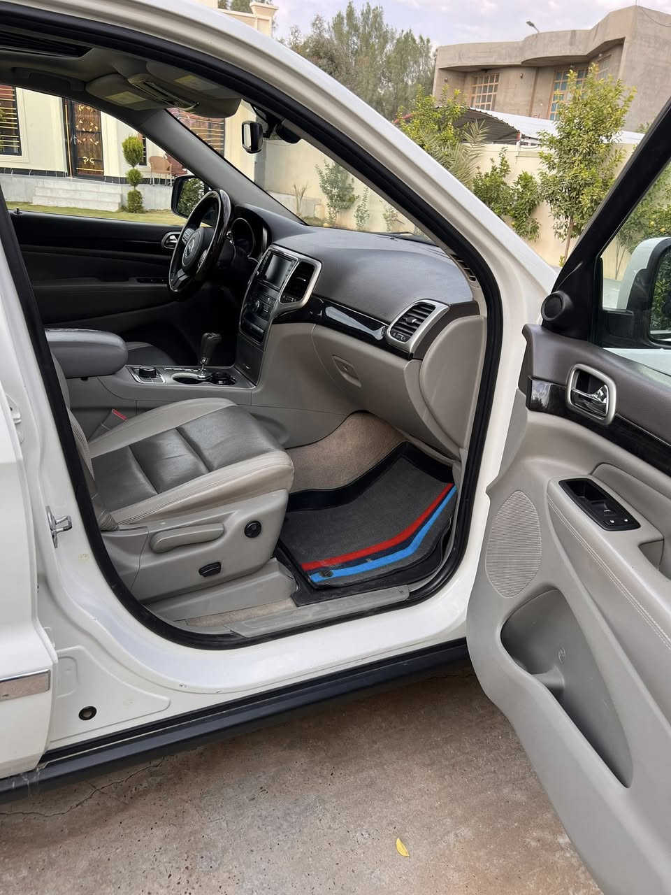 سلام عليكم جيب 2012خليجي فول مواصفات رقم بغداد دولي باسمي كفالة عامة بدون صبغ بدون تبديل بدون بارد ماشية 200الف حقيقي مال جناي 
السعر 185 مجال بسيط جدا 
عنواني صلاح الدين قضاء الضلوعية ***********
سيارة على البلاد مكينة كير كلها مكفولة
