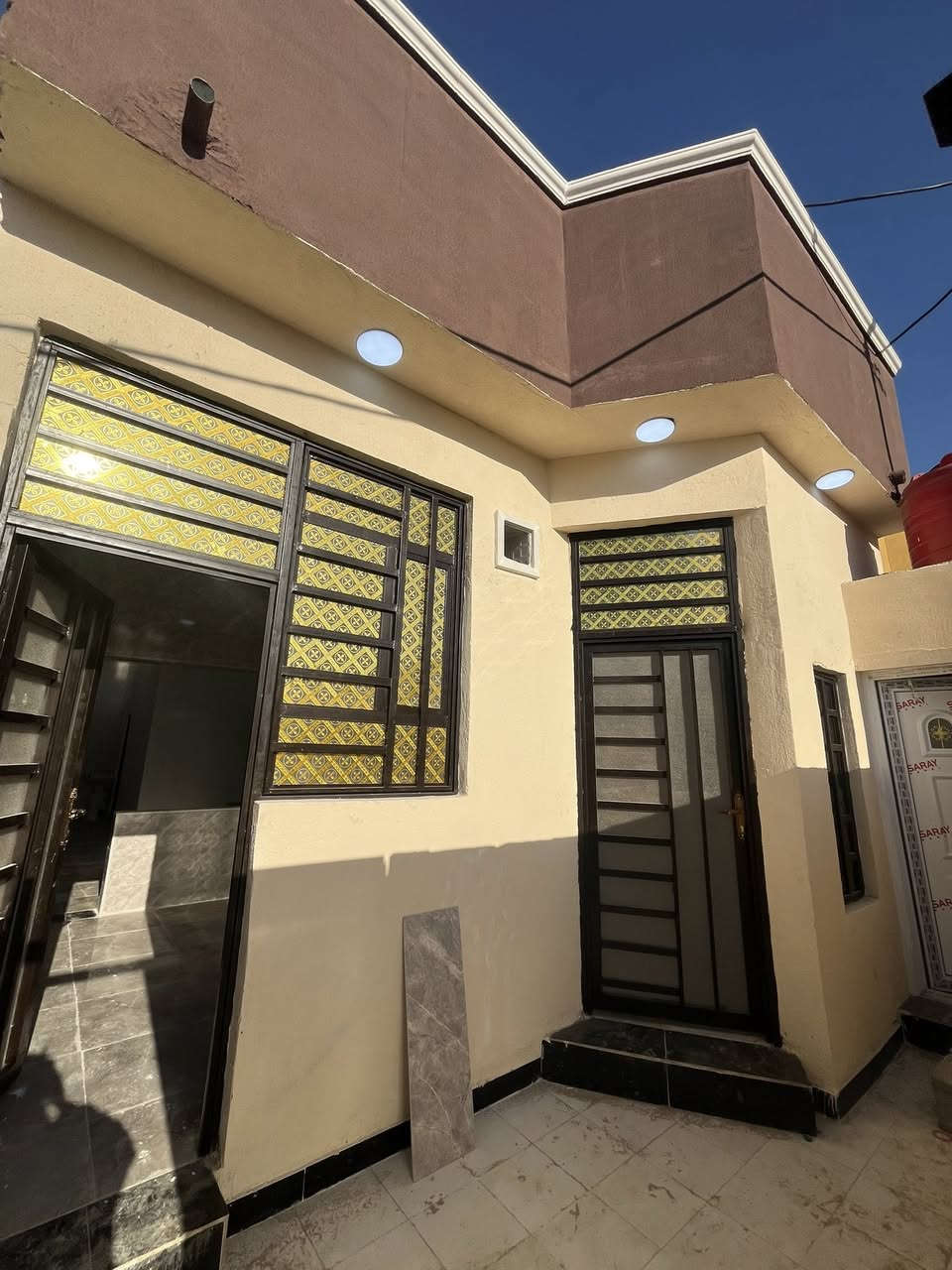 بيتين  البيع البيع مساحه لبيت واحد  120 عنوان البصره شط العرب شارع صقر غريب ع مدارس صقر سعر راح يكون 55 وبيهن مجال الافتفسار اكثررر اتصل ***********
