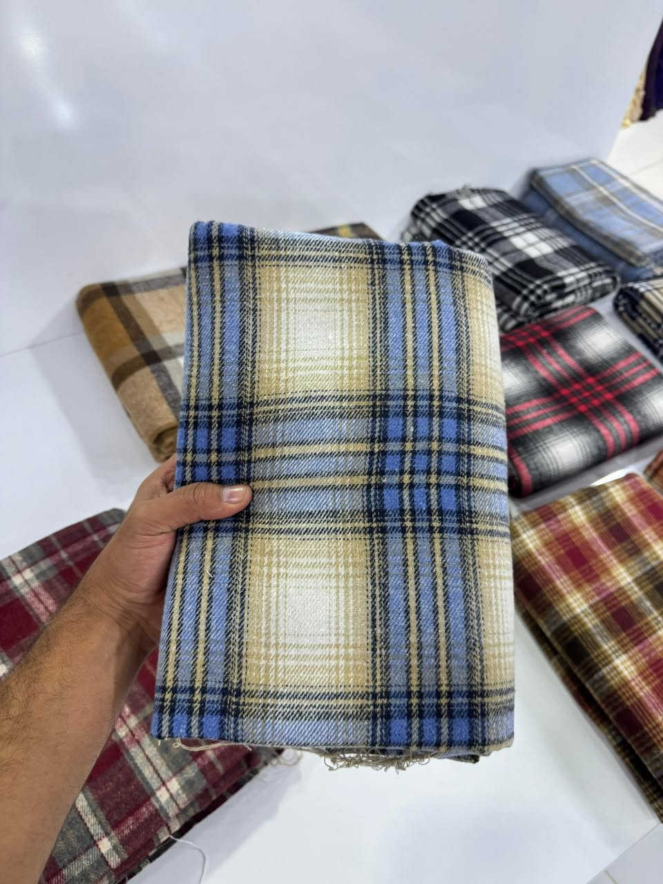 صوف مربعات ثقيل …
للحجز واتساب ***********
سعر القطعه 6 الف فقططططط
