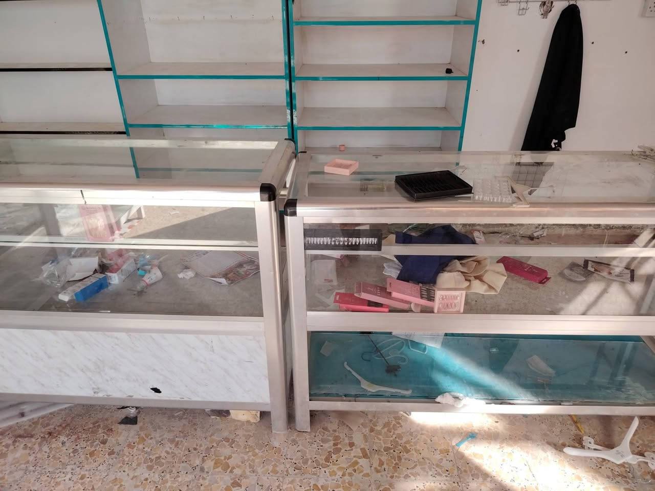 للبيع غراض جديده جديده تعزيله محل ملابس وكوزمتك فوترينات تعاليك ملابس تعاليك حجابات تعاليك بنطروانات شيالات احذيه شيالات ملابس ميوزه عرض
***********
