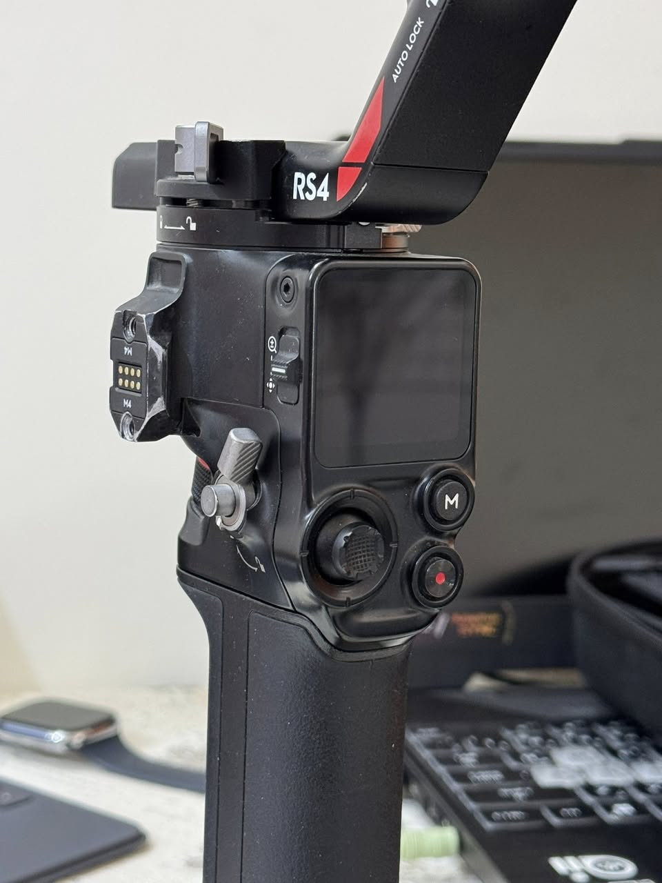 ✨ للبيع: رونين RS4 Compo
استقرار فائق | حركة سلسة | تصوير احترافي بلا اهتزاز
💥 فرصة محدودة بحالة ممتازة
📩 راسلني الآن قبل ما تفوتك الفرصة!
للاستفسار على الرقم الاتي ***********
سعرر 700
