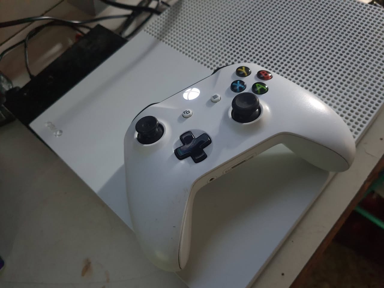 اكس بوكس وان اس لبيع 1T هارد واحد تيرا بي 6 العاب شغال ويا 3 أقراص شغالات دبل جويستك سعر 170 مكاني جميلة شارع خير الله ***********
