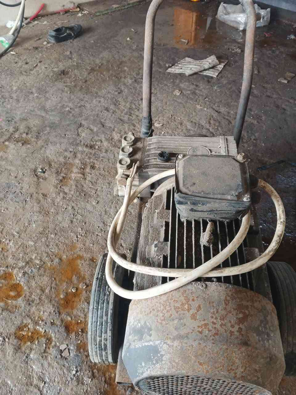 ماطور مع ضاغطة للبيع شرط شغال ثري فيز الضاغطة يحتاج إلى طابوكه يرهم للشغل بس بيه رجفه 
مكاني موصل ناحية برطله 
السعر 400 الف  
للاستفسار إتصال ***********
أو مراسلة الصفحة
