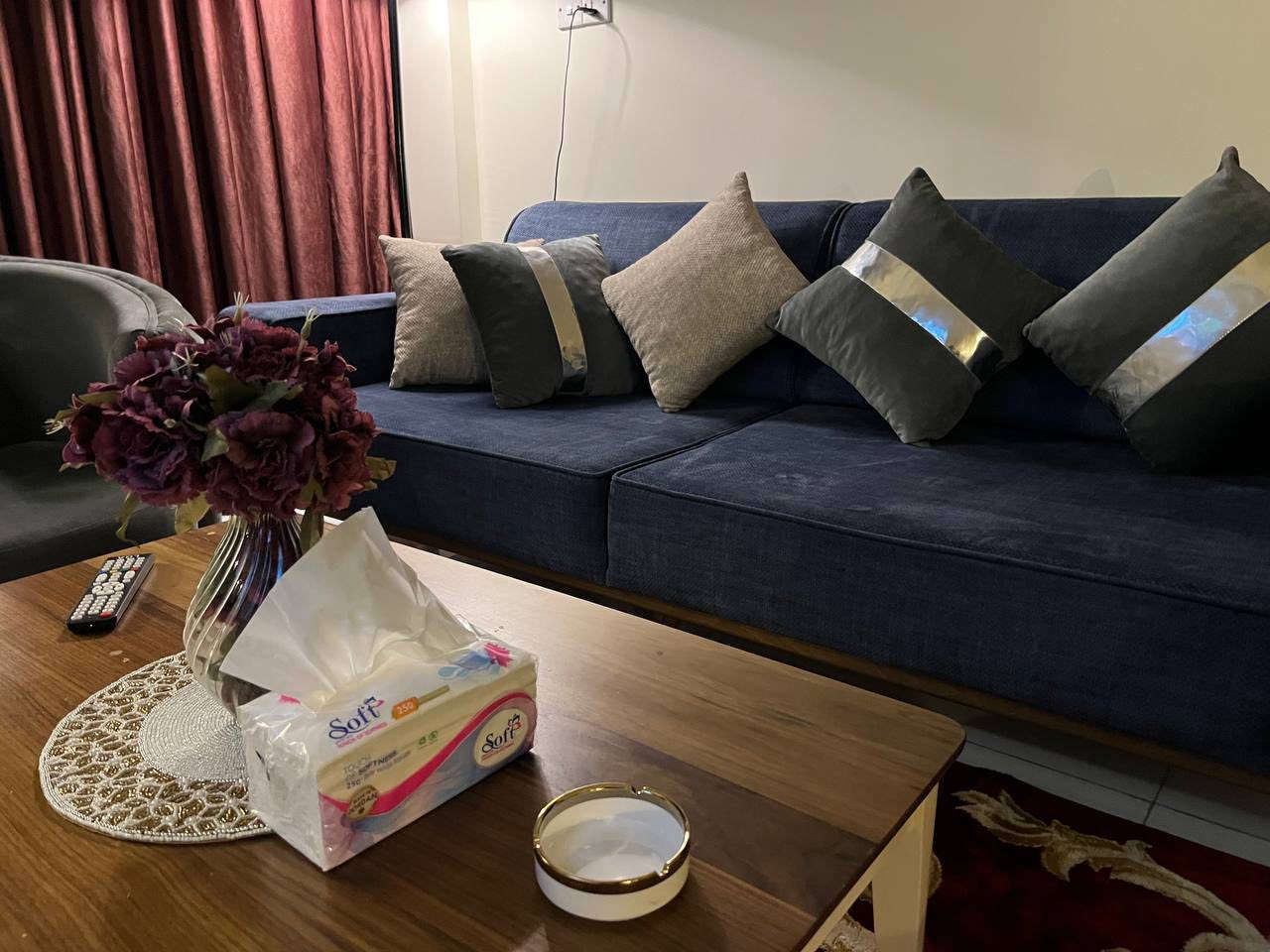 شقة فندقية راقية للإيجار اليومي والشهري – إقامة مريحة وآمنة ✨
نوفر لكم شقة فندقية نظيفة وأنيقة بمستوى فندقي، مناسبة للعوائل ورجال الأعمال، في موقع مميز وهادئ ✨

🔹 تأثيث عصري ومتكامل
🔹 كهرباء على مدار الساعة
🔹 خدمة تنظيف يومية
🔹 إنترنت سريع مجاني
🔹 مطبخ مجهز بالكامل
🔹 ماء حار وبارد 24 ساعة
🔹 تكييف حديث
🔹 بارك سيارات آمن
🔹 أمن وكاميرات مراقبة
🔹 استقبال وتوديع الضيوف باحترام تام

📍 موقع قريب من جميع الخدمات والمطاعم والأسواق
📅 متاح للحجز اليومي – الأسبوعي – الشهري
💰 أسعار مناسبة مقابل الخدمة والجودة
العنوان : زيونة قرب مطعم صيف

للحجز والاستفسار يرجى الاتصال على الرقم: ***********

أهلاً وسهلاً بضيوفنا الكرام 🌸
راحتكم وخصوصيتكم أولويتنا
