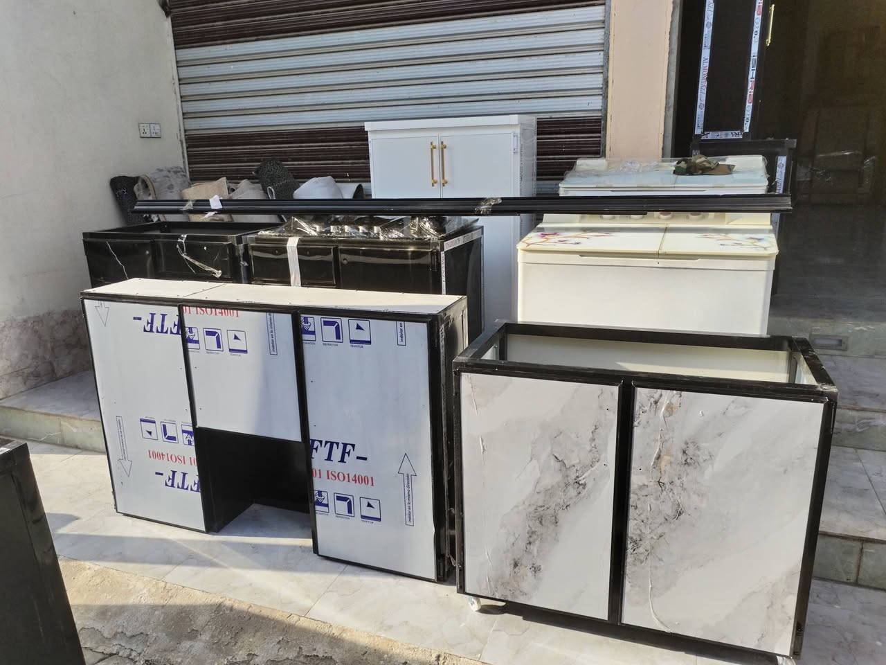 اللهم صل على محمد وال محمد بفضل الله وام البنين تم وصول حاويَة أثاث منزلي جديد ومستخدم العنوان واسط نعمانيه شارع جعفر الطيار مقابل معرض أبو نور للسيراميك اي استفسار مراسلة الصفحة او الاتصال على *********** /***********
