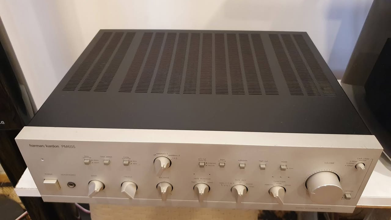 السلام عليكم 
جهاز امبليفاير من ماركة هارمان كاردون امريكي harman kardon تجميع ياباني نقاوه جدا عاليه نضافة ١٠٠%
كهرباء ٢٢٠ فولت واطيه ٢٩٠ مخرج اربع سماعات وزن ثقيل غني عن التعريف 
سعر ١٧٥ الف***********
توصيل كافة المحافظات العراق
