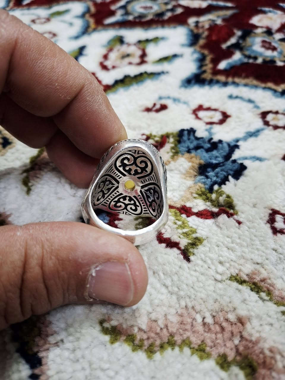 سلام عليكم
يماني اصفر  
صياغه عارف البحريني ٩٩٠ الوزن ٤٠ اغرام القياس ٢٥ 
السعر ١٨٠ الف 
رقم تلفون ***********
