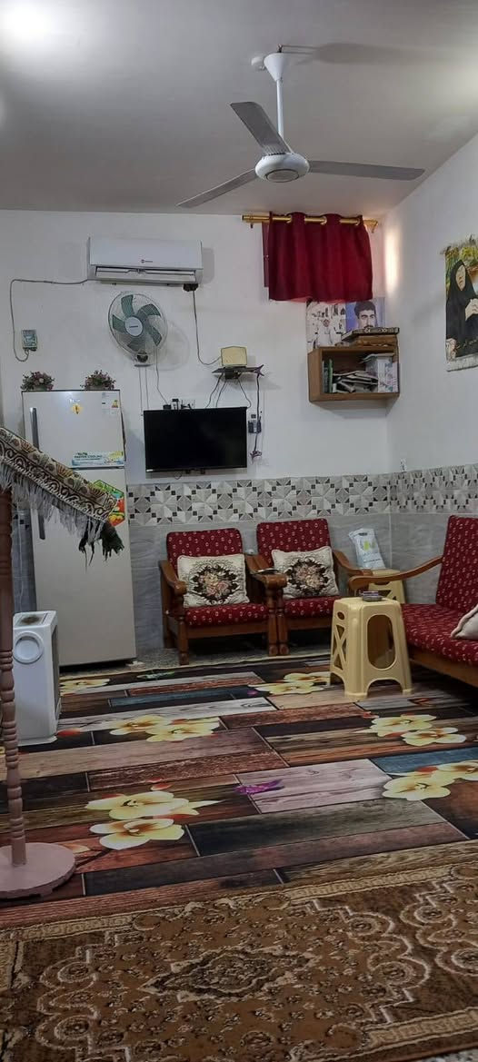 للبيع دار طابو ملك صرف بناء جديد 
90متر 8×11.25 ركن مربع طابقين 
#الطابق_الاول : استقبال+ صاله +مطبخ حار بارد+ صحيات +غرفة نوم 
#الطابق_الثاني : 2نوم +مخزن +صحيات +سطح 
الزعفرانية دور الشرطة الثانية مقابل محطة كهرباء قريب جداً من سدة الجنابيين شارع عريض 15 متر عل شارع الرئيسي مو الفرعي وقريب جداً على منطقة حي الامانة تقريباً مقابل مدخل الامانة من شارع 40 التبليط الاخير 
للأستفسار اكثر الاتصال على الرقم التالي *********** علي حامد 
مكتب المهيب للوساطة العقارية وأنجاز المعاملات
