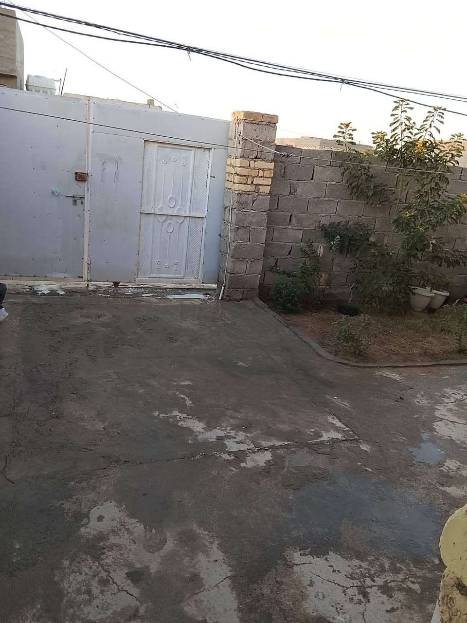 بيت للبيع حي الحكيم نزلة مجمع الوفاء السكني شارع سبيس البيت متكون من صاله ومطبخ سيراميك واستقبال صحيات داخليه وخارجية طابوق السقف صب كهرباء درجة اولى ماي مجاري درجه اولى الاتصال على الرقم  *********** اتصال وواتساب
