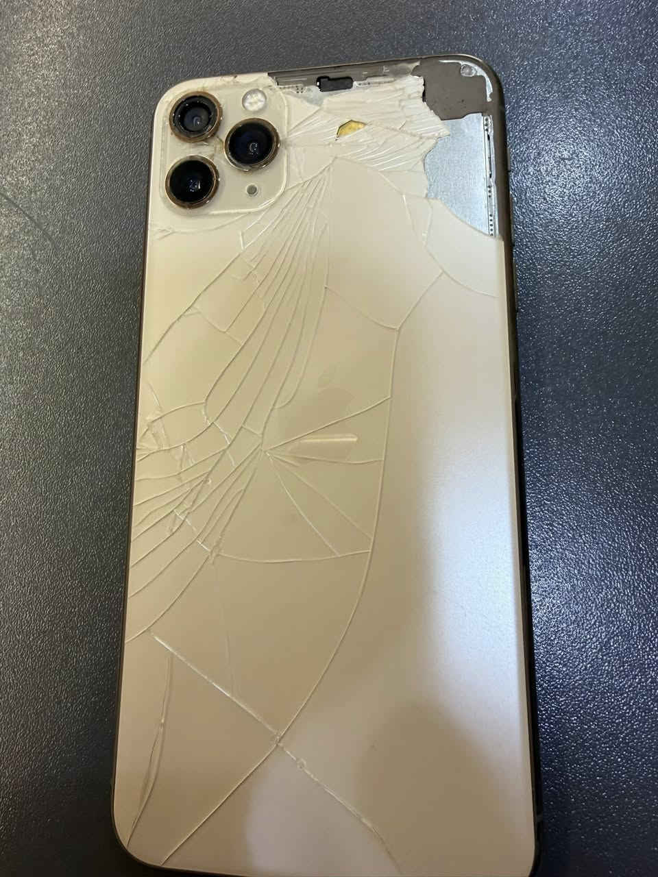 ايفون١١برو ماكس ذاكره ٢٥٦
بطاريه١٠٠شاشه وظهر مفطرات
مسويله تخطي  شغال المكان حله حي الامام 
الرقم ***********
السعر ١٣٥
