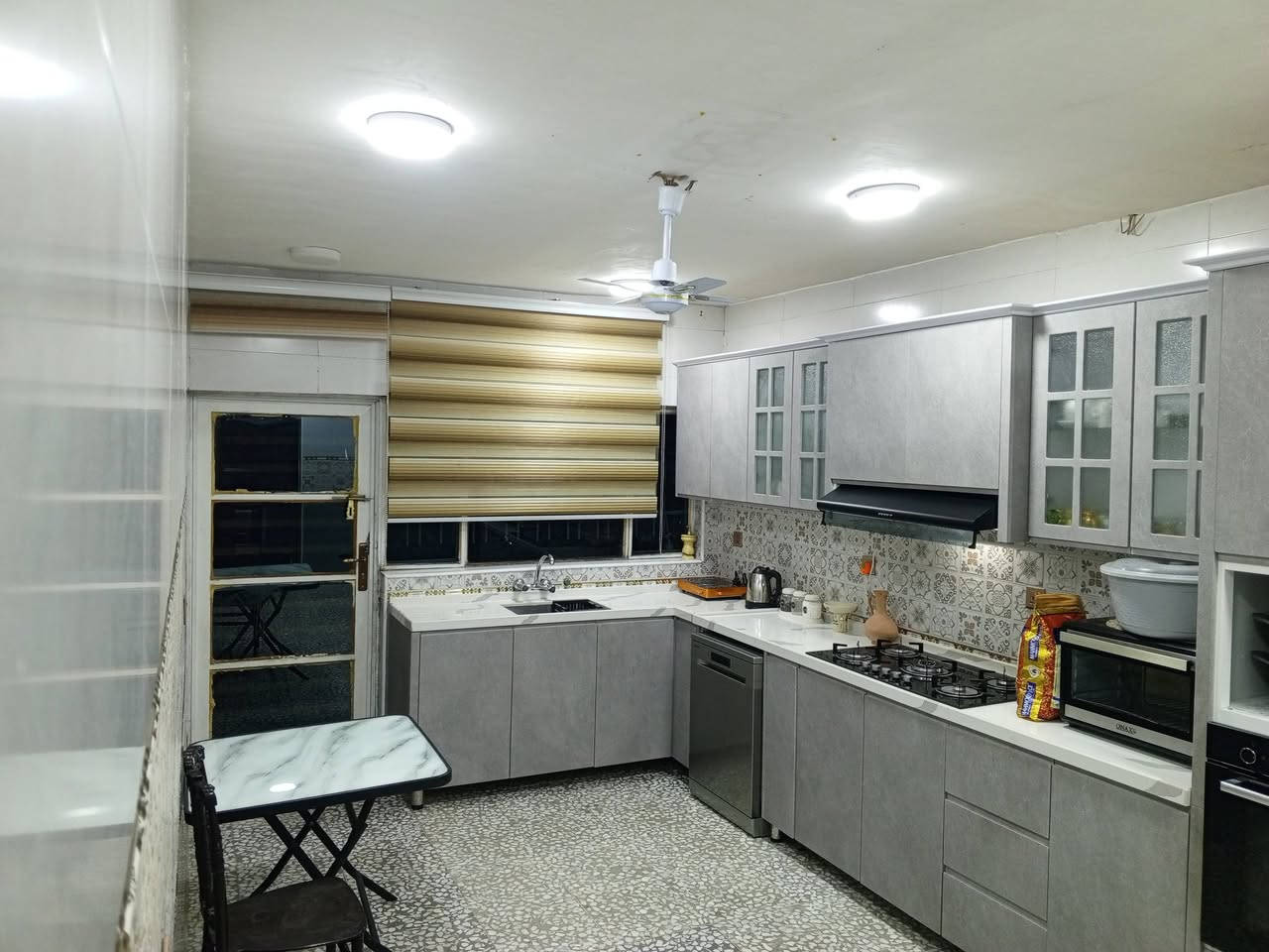 منزل أو نصف المنزل للبيع في منطقه الشماعيه 
المساحه 392 

الطابق الاول يحتوي على غرفتين وصاله واستقبال وحمامين ومطبخ حار وبار وحديقه منزليه 

الطابق الثاني يحتوي على ثلاث غرف وحمامين ومطبخ وصاله 

للاستفسار ***********
