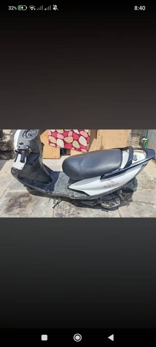 ماكس 140 سرعه
جانت شغاله(متروكه فتره)+بيها بنجر خلفي 
ابيع كوم حديد الدراجه نضيفه 70 بل 100
 معدل شعله بريكات خلفي امامي كله شغال
(***********)مكان حسينيه مال راشديه 
سعرها 100الف
