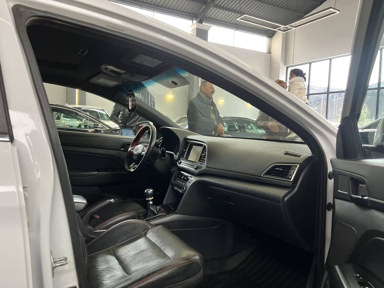 سلام عليكم النترا سبورت 2017  فول موصفات بصمه تشغيل أبواب بصمه فتحه سقف شاير بل مري مزدات رياضي الوره وكدم ويل رياضي كزوز رياضي ستيرن رياضي كشتات حضن رياضي مختوم سبورت 🎞️
محرك 16سوبر ✈️(كير عادي )
ردرات حساسات شاشه كبيره 🖥️
بعد موصفات كثيره ⌨️ 
حادث ربع البوند صبغ وبراد بين الجملغ والباب السايق بارد قليل فقط 
مكان موصل  شرط تحويل 
سعر بلاش 127
اقرأ المنشور زين قبل الاتصال ***********
