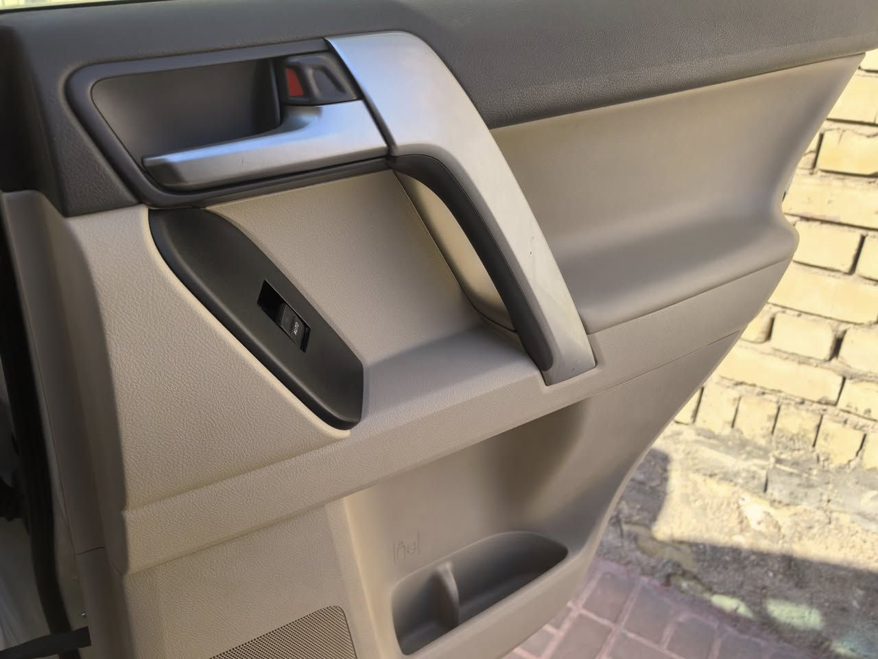 للجناي 
برادو vx  ابيض اللون معروفة المواصفات . مال بيت 
السيارة مغلفة ppf  حماية وكذلك عازل حراري للزجاج .كلفة ١٤٠٠$ضمان ١٠سنوات.
السيارة مال بيت خالية من التصليح البارد والصبغ فقط رصعتين اثر الحصو وتكحيل قليل .
ماشية ٥٠. الف كيلو مع سنوية جديدة واطارات جديدة .
السعر ٤٣٠٠٠$
***********
