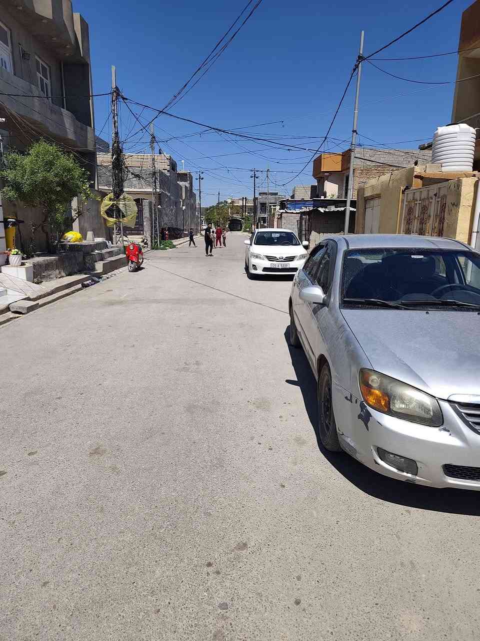 السلام عليكم دار للبيع طابو ملك صرف المساحه 140 واقع حال 160 واجه 7 ونص نزال 22 الموقع بعقوبه ام الكرفس يحتوي الدار علئ 2 غرف نوم 💤 صاله استقبال مطبخ مجمع صحيات مع الاثاث للستفسار ***********
